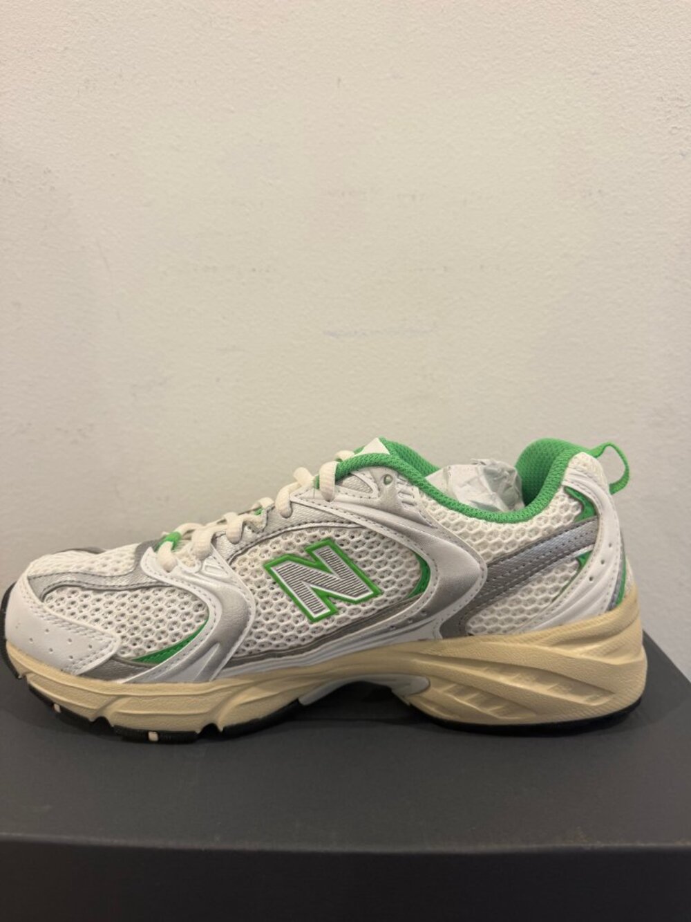 Women's New Balance 530 Sneakers White Green 6.5 W New In Box - Picture 2 of 5